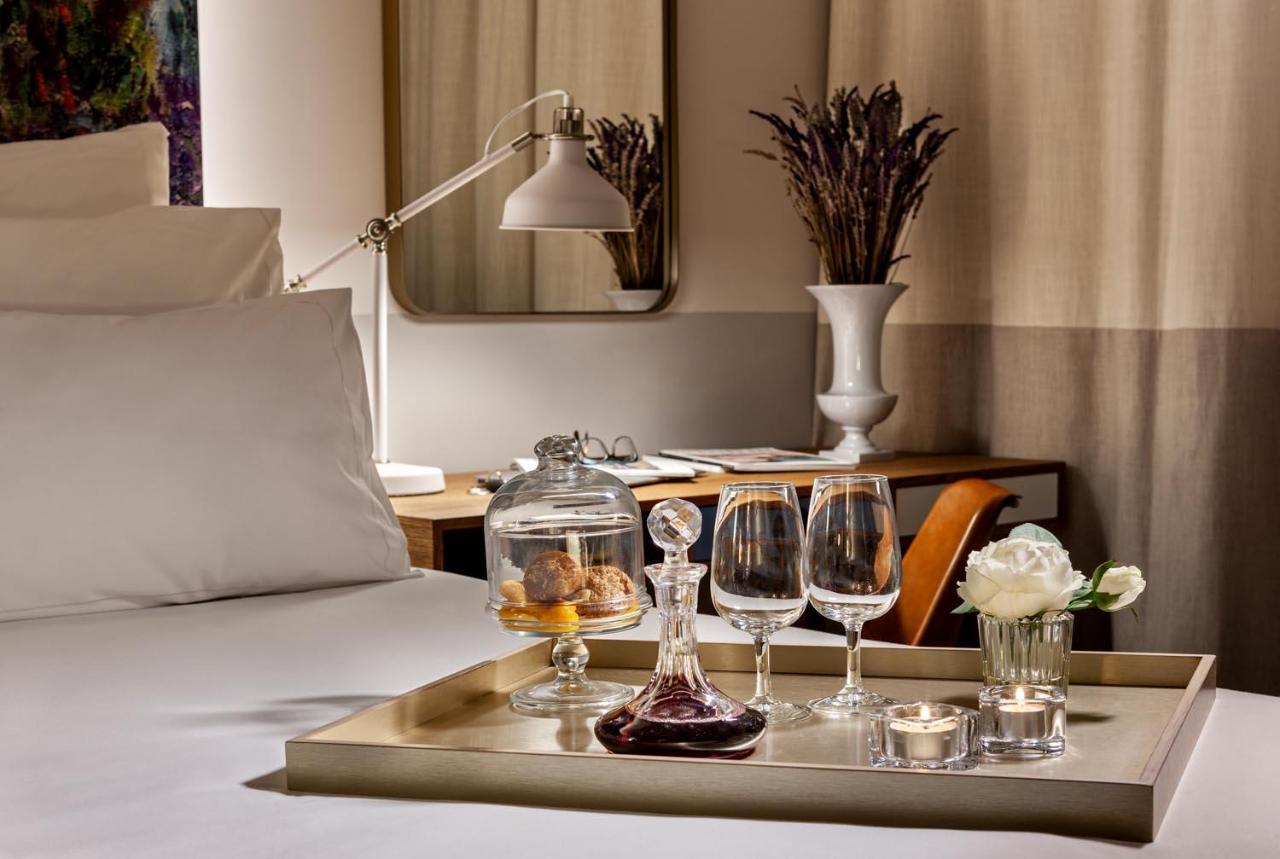 Pestana Douro Riverside - Preferred Hotels & Resorts, Lifestyle Valbom  Esterno foto A tray with a decanter, wine glasses, and a candle holder